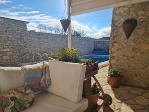 Terrace/patio - Home With Swimming Pool & Outdoor Kitchen (Nin)