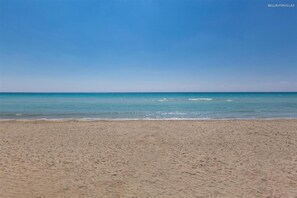 A beach with a clear sky and calm sea. - 301 Villetta Vicino Alle Spiagge di Pescoluse (Salve)