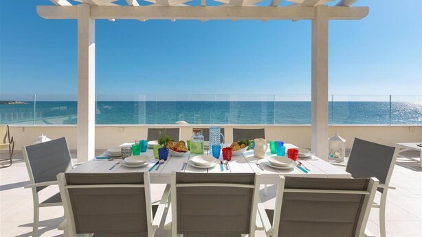 A dining table set for four with a view of the sea. - 1685 Villa Diamante in Campomarino (Maruggio)