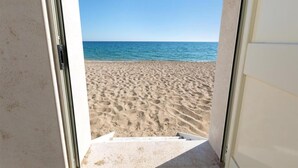 An open doorway leading to a beach with a clear view of the sea and sand. - 1685 Villa Diamante in Campomarino (Maruggio)