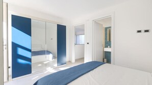 A bedroom with a bed, a wardrobe, and a bathroom visible through an open door. - 1685 Villa Diamante in Campomarino (Maruggio)