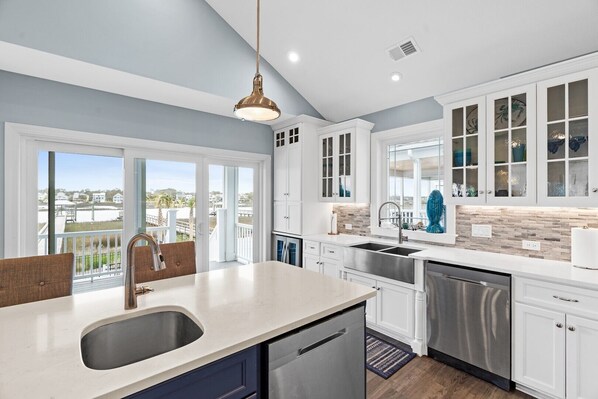 Kylskåp, mikrovågsugn, ugn och spishäll