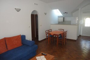 Apartment | Dining - Apartments Marija Slano- Two-bedroom Apartment With Balcony and Sea View - 2 (Dubrovacko Primorje)