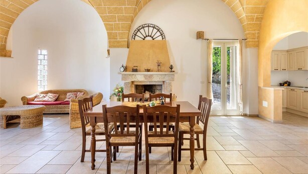 A spacious living room with a fireplace, dining table, and seating area. - 373 Villa con Piscina a Casarano Gallipoli (Casarano)