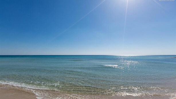 A beach with clear blue water and a sandy shore under a bright sun. - 995 Trilo Corallo in Porto Cesareo (Porto Cesareo)
