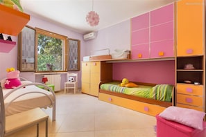A child's bedroom with bunk beds, a desk, and a window with a view of greenery. - 425 Casa in Campagna con Piscina a San Donaci (San Donaci)
