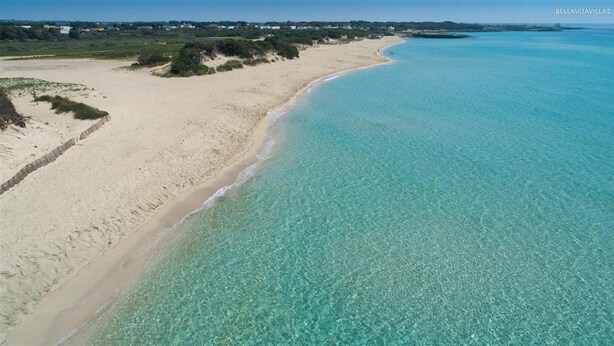 An aerial view of a beach with clear turquoise waters and sandy shores. - 1643 Tenuta Fioravante - Bilo Nettuno (Porto Cesareo)