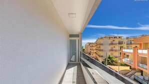A balcony with a clear view of adjacent buildings. - 1937 Bella Vita Appartamento Simone (Gallipoli)