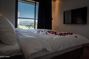 Minibar, in-room safe, desk, soundproofing - Selfie Boutique Hotel  (Tiberias)