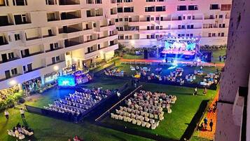 Mặt tiền nơi lưu trú - ban đêm