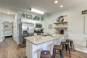 Fridge, microwave, oven, stovetop - New Listing: Peach Paradise (Port Aransas)