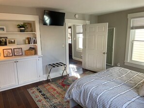 1 habitación, tabla de planchar con plancha y ropa de cama 