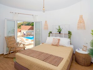 Villa | 6 bedrooms, bed sheets - Beachfront Villa With Private Pool (Rethymno)