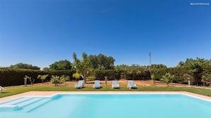 A swimming pool with lounge chairs and a clear sky. - 1609 Villa Emary in San Vito dei Normanni (San Vito dei Normanni)