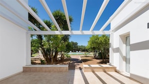An open patio with a view of a garden and pool area. - 1609 Villa Emary in San Vito dei Normanni (San Vito dei Normanni)