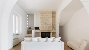 A modern living room with a white sofa, a beige sofa, a fireplace, and a TV. - 1609 Villa Emary in San Vito dei Normanni (San Vito dei Normanni)