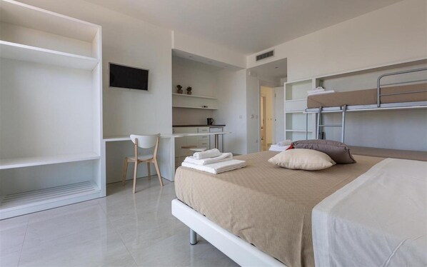 A modern bedroom with a bunk bed, a desk, and a chair. - 2397 Sdmr - Monolocale 4 Vista Mare (Salve)
