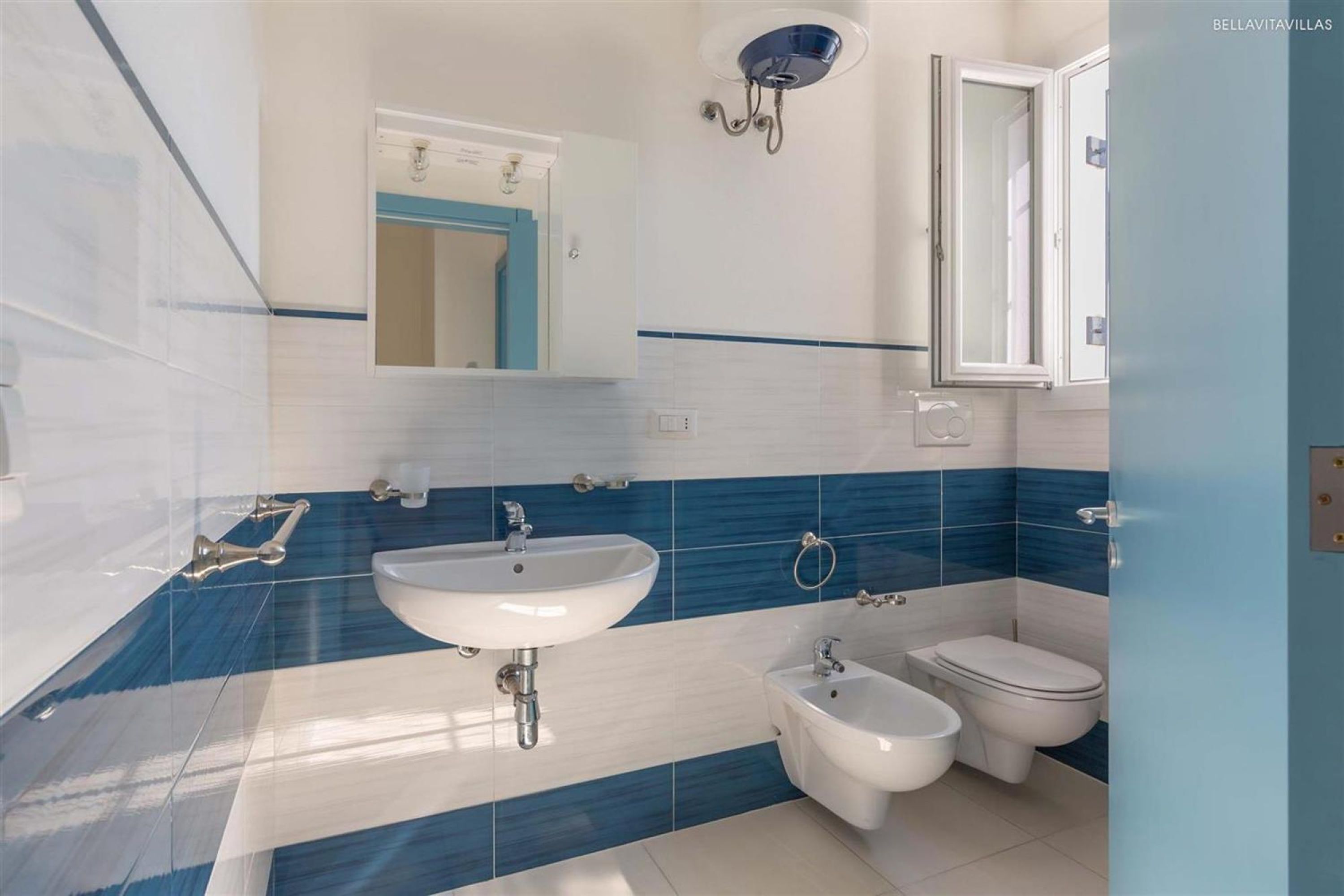 Ein Badezimmer mit Waschbecken, Bidet und Toilette.