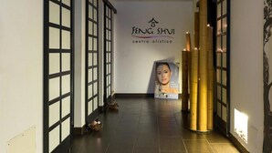 A hallway with traditional Japanese sliding doors, a sign reading "FENG SHUI centro olístico," and a poster with a woman's face. - 1743 Silver Hotel - Singola Business (Matino)