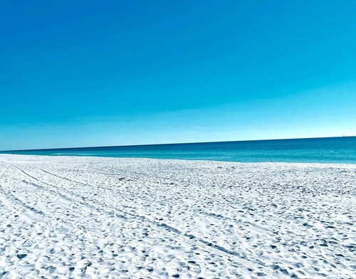 "Casamigos" Luxury Beach Home! Elevator, Pool/Hot tub, Kayak/Paddleboard