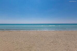 A beach with clear blue water and a sandy shore. - 313 Appartamento Vicino Alle Spiagge di Pescoluse (Salve)