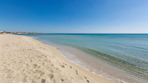 A beach with clear blue water and a sandy shore. - 843 Serra Degli Angeli (Porto Cesareo)