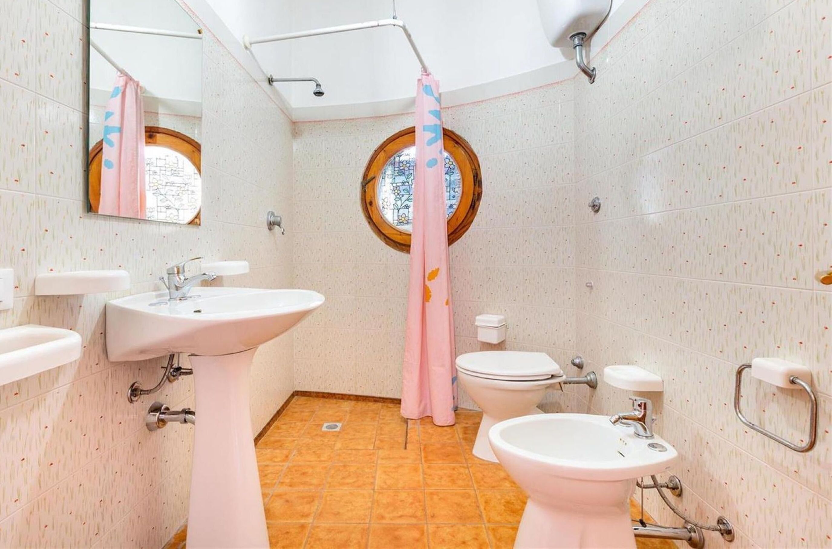 Ein Badezimmer mit zwei Waschbecken, einer Toilette und einer Duschkabine.