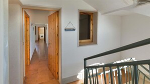 A hallway with wooden doors, a welcome sign, a window, and a rug on the floor. - 2191 Appartamento Blue Dreams by Barbarhouse (Melendugno)