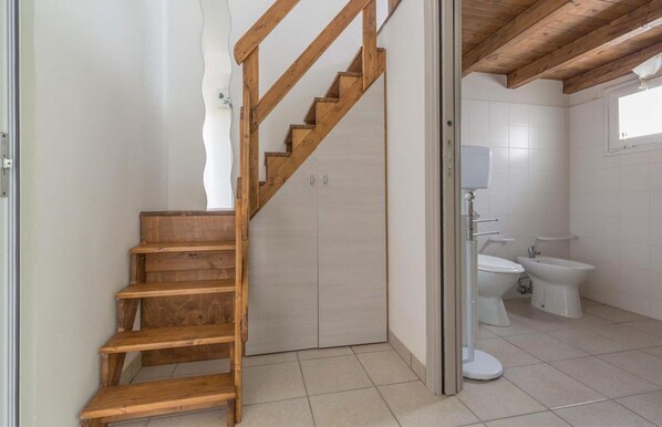 A wooden staircase leading to a room with a toilet and bidet. - 2337 Bilo Imma A by Barbarhouse (Porto Cesareo)