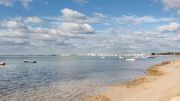 A coastal beach with boats on the water and a sandy shore. - 1368 Villetta La Pineta 1 (Porto Cesareo)