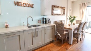 Tủ lạnh, máy rửa bát, ấm điện, lò nướng bánh mì 