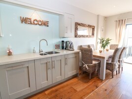 Frigorífico, lavavajillas, hervidor eléctrico y tostadora