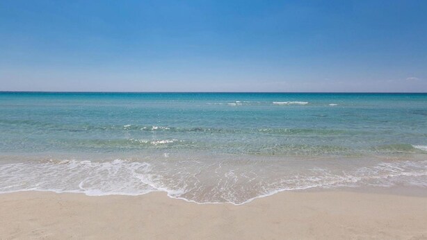 A beach with clear blue water and a sandy shore. - 1091 Appartamento Cal Primo Piano (Ugento)