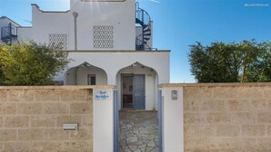 A villa with a stone entrance, a blue door, and a staircase leading to the upper floor. - 1515 Villetta Raffaele (Nardò)