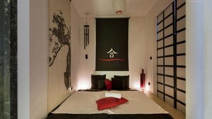 A modern bedroom with a large bed, a wall-mounted artwork, and a sliding door. - 1745 Silver Hotel - Matrimoniale (Matino)