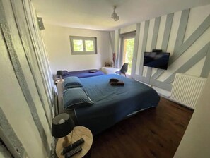 4 bedrooms, desk, iron/ironing board, travel cot