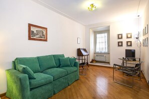 Smart TV, DVD player, books, stereo - Walking distance for tourism, shopping and business. Do as Romans do (Rome)