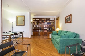 Interior - Walking distance for tourism, shopping and business. Do as Romans do (Rome)