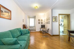 Smart TV, DVD player, books, stereo - Walking distance for tourism, shopping and business. Do as Romans do (Rome)