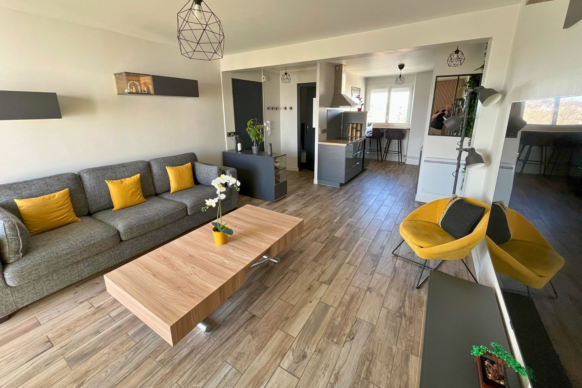 Smart-TV, DVD-Player, Bücher, Musikbibliothek