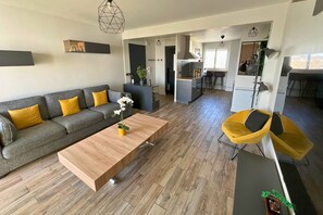 TV connectée, lecteur de DVD, livres, médiathèque