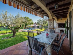 Villa | Dining - Beautiful Villa With Swimming Pool and Fenced Garden (Tinjan)