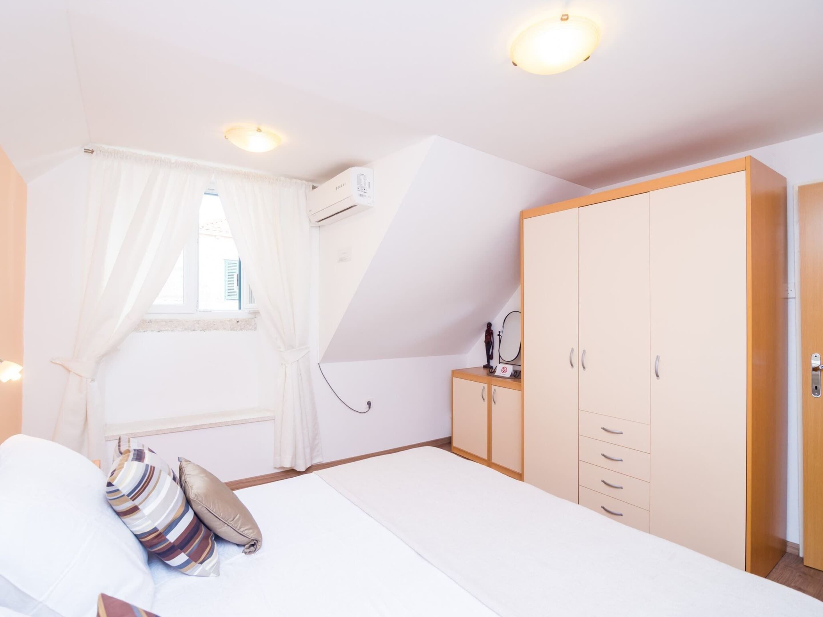 Apartamento | 2 dormitorios y tabla de planchar con plancha