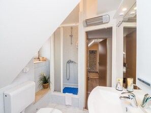 Apartamento | Banheiro | Chuveiro, secador de cabelo