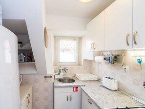 Apartamento | Cozinha privada | Geladeira, micro-ondas, fogão, cooktop