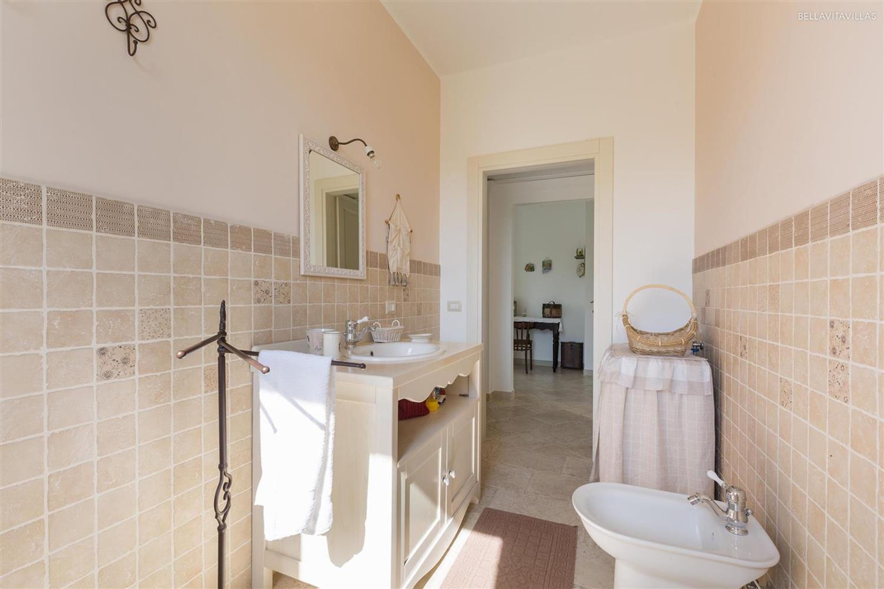 Ein Badezimmer mit Waschbecken, Spiegel und Toilette.