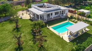 A modern house with a swimming pool, a covered patio, and a well-maintained lawn. - 2248 Villa Padangi in Gallipoli (Gallipoli)