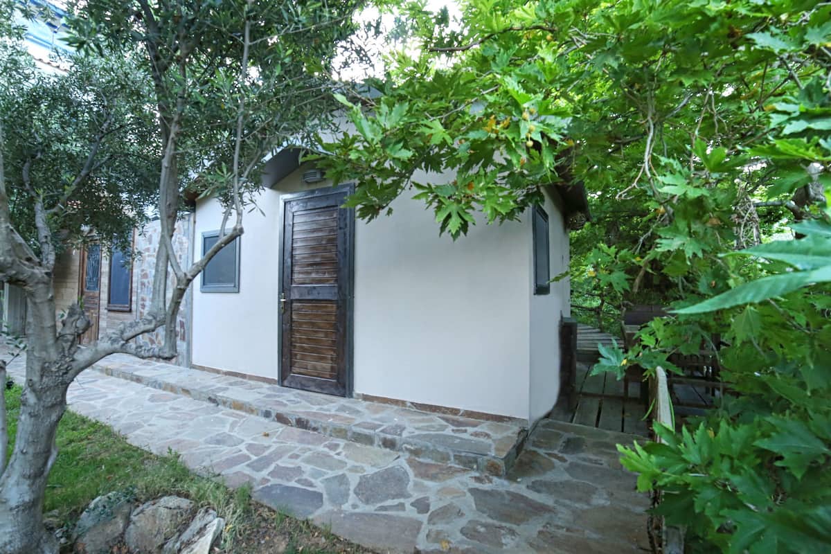 Standard Quadruple Room (Platanos) | Garden view