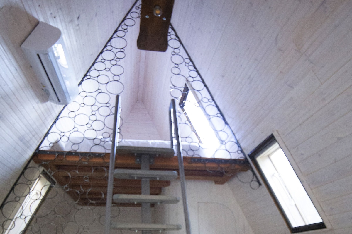 Superior Chalet (Orion) | Desk, laptop workspace, soundproofing, free WiFi