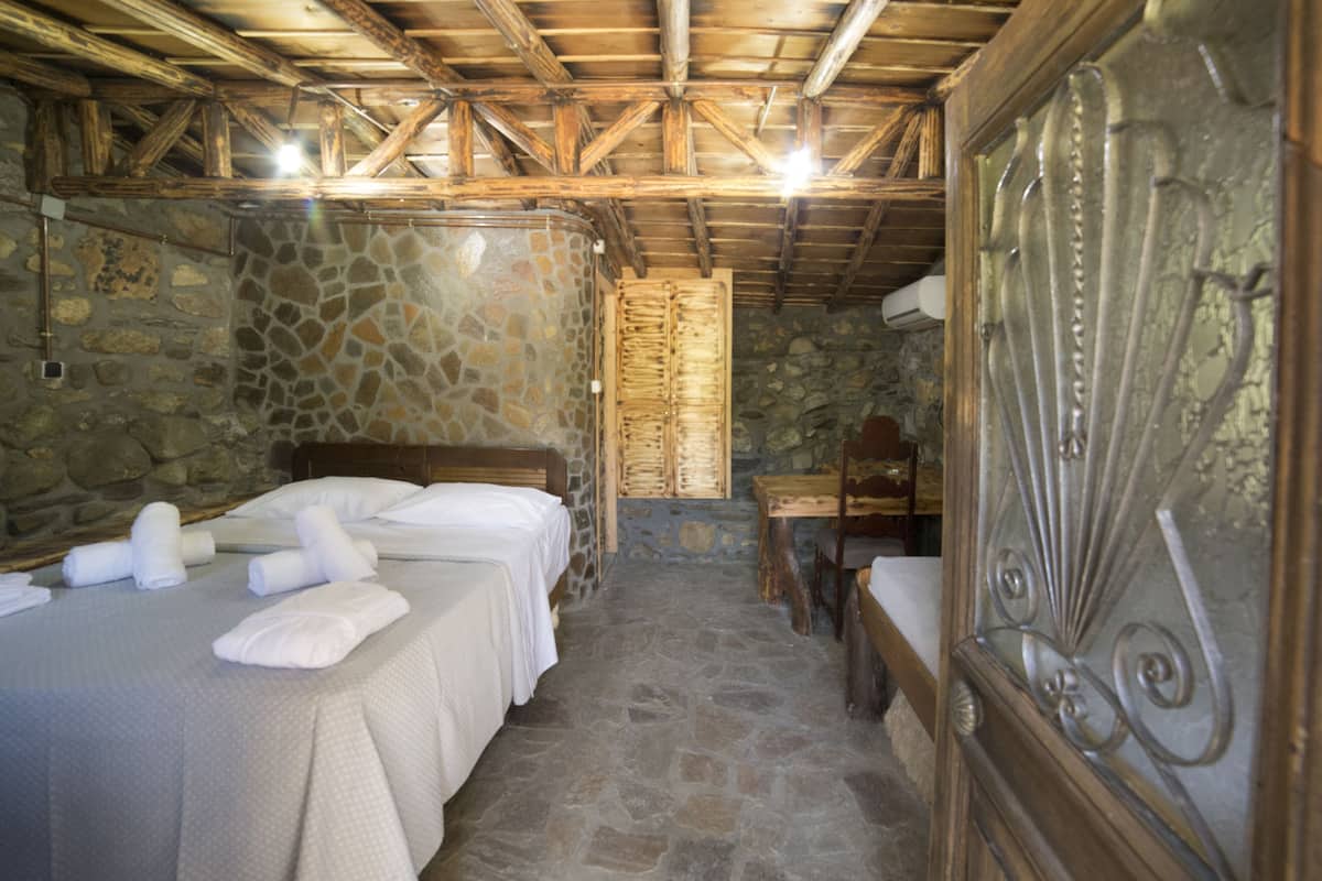 Deluxe Triple Room (Daedalus) | Desk, laptop workspace, soundproofing, free WiFi